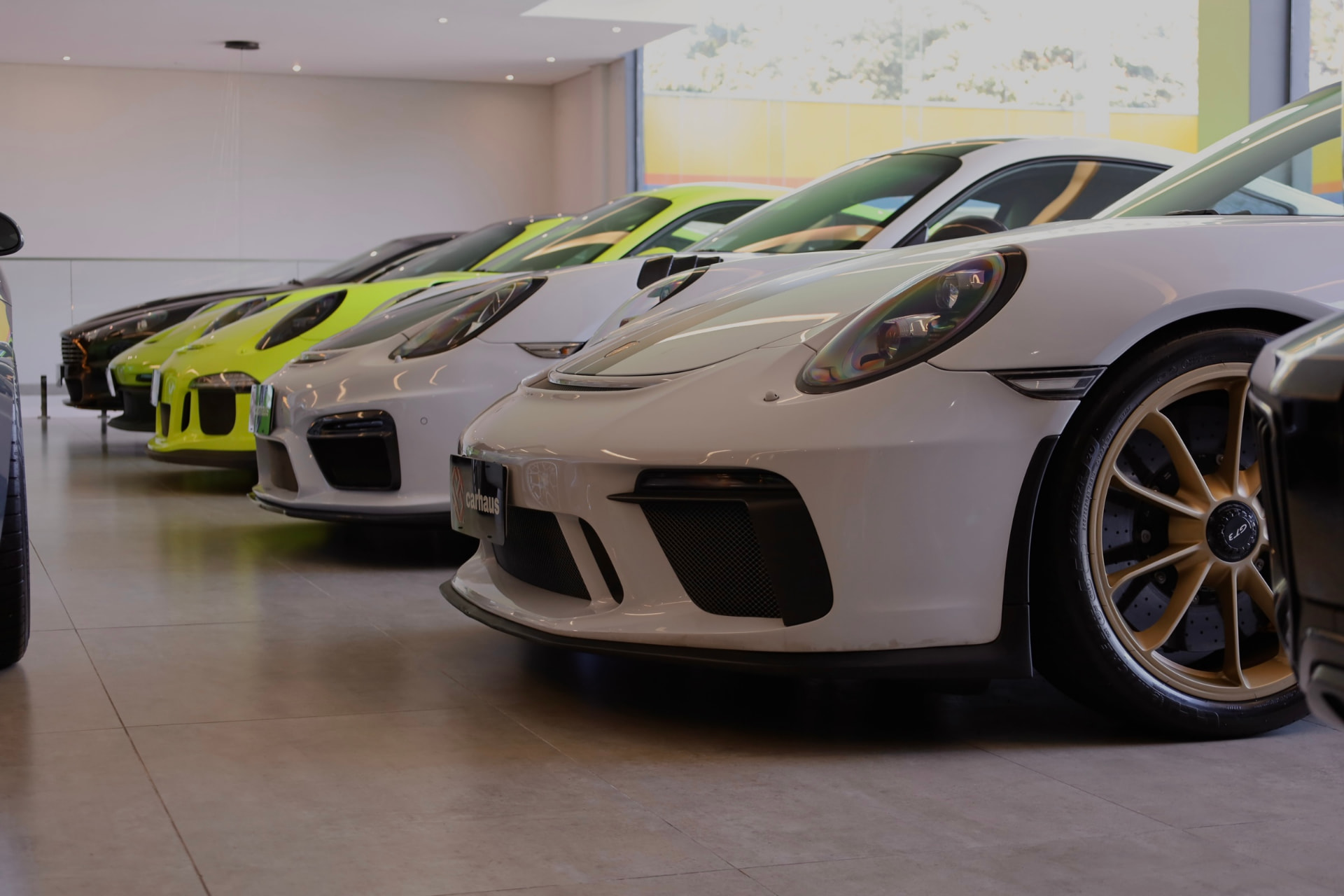 Porsche 911 GT3 branco e superesportivos no showroom da Carhaus em Alphaville